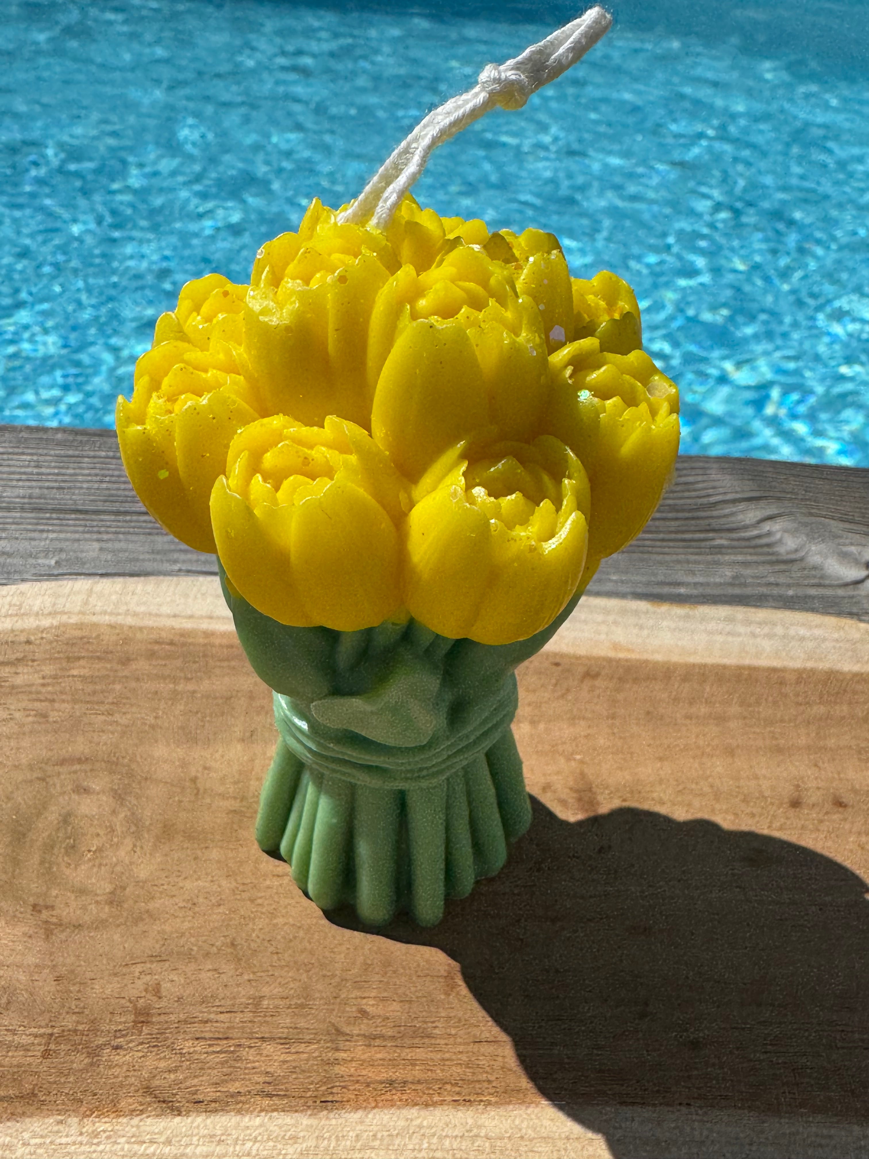 Customizable spring bouquet candle